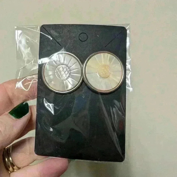 Vintage 80s mother of pearl earrings - Picture 6 of 7
